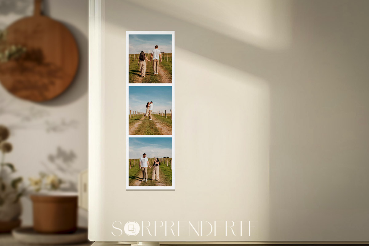 Imán fotomatón clásico con 3 fotos y marco blanco en la nevera de una cocina acogedora.