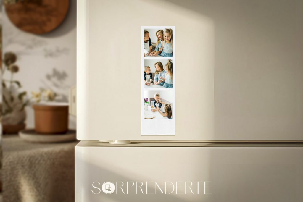 Imán fotomatón polaroid con 3 fotos y marco blanco en la nevera de una cocina acogedora.