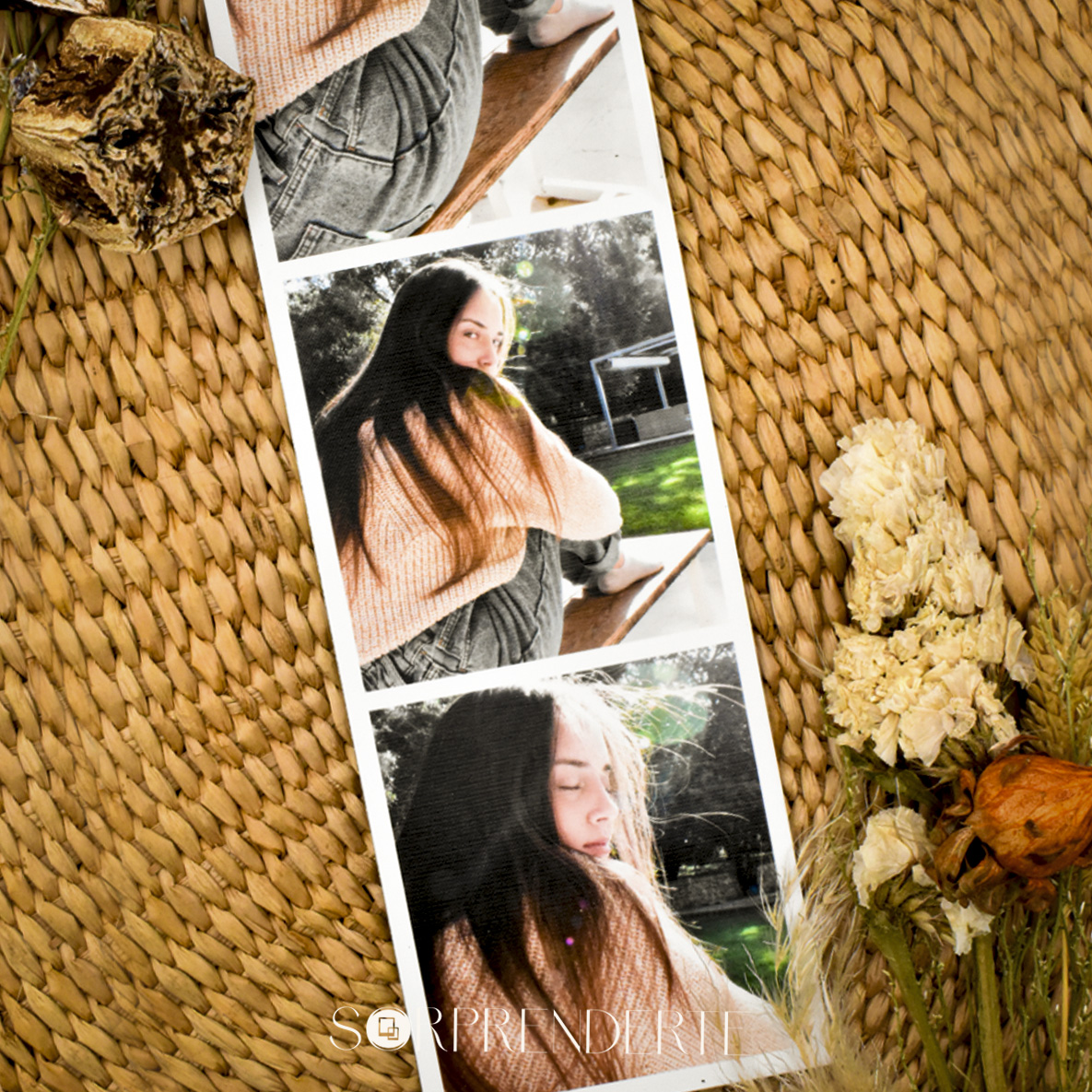 Imán fotomatón clásico personalizado de 6.5x21 cm mostrado de forma individual para apreciar su diseño y formato.