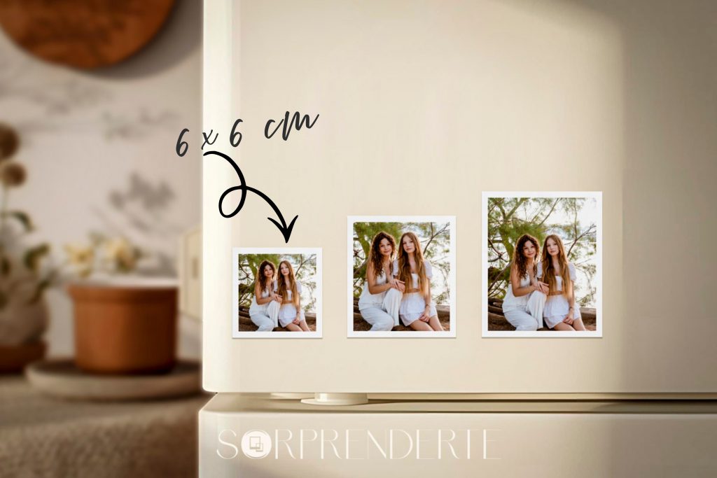 Comparativa de tres tamaños de imanes personalizados con tus fotos en estilo clásico, con una flecha señalando el imán pequeño de 6x6 cm para destacar su tamaño.