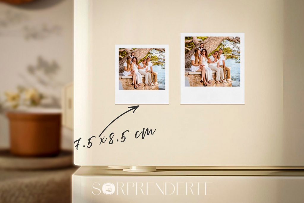 Comparación de tamaños de imanes polaroid personalizados, con foco en imán 7.5x8.5 cm estilo retro.