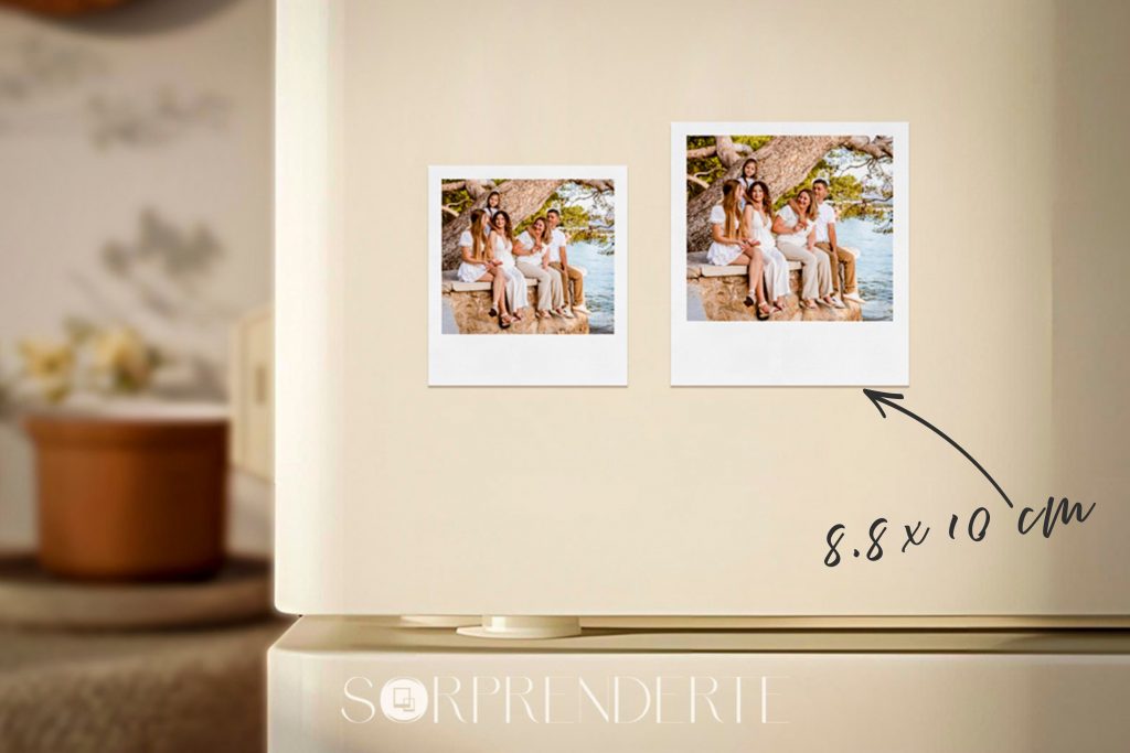 Comparación de tamaños de imanes polaroid personalizados, con foco en imán 8.8x10 cm estilo retro.