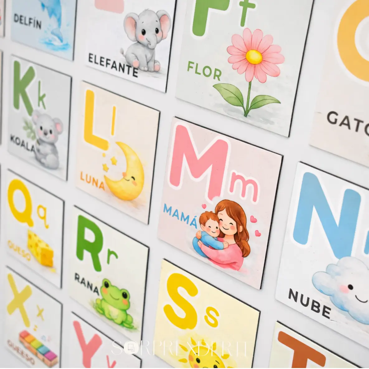 Detalle del alfabeto magnético infantil con ilustraciones suaves y palabras básicas