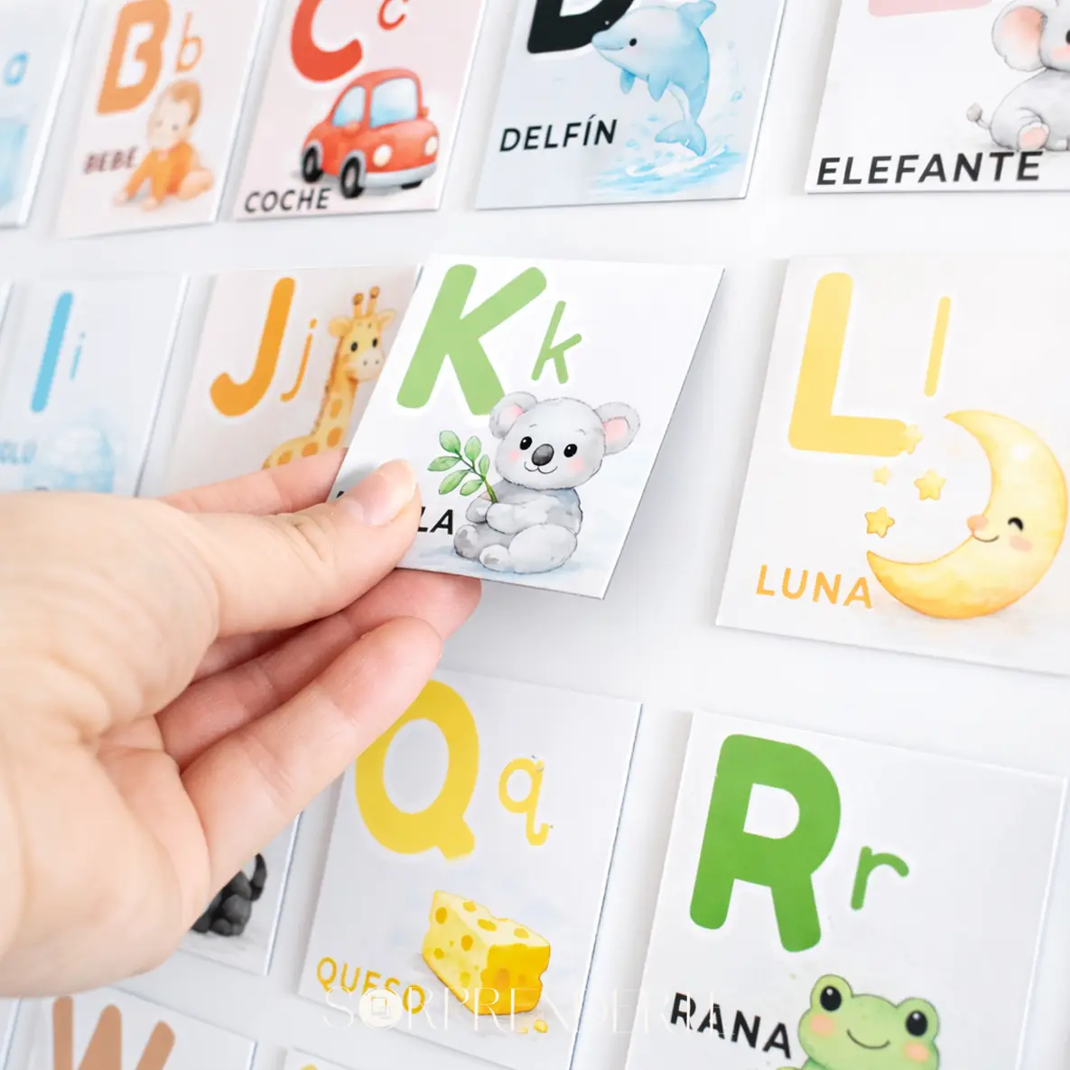 Abecedario magnético infantil colocado en frigorífico para aprendizaje en casa