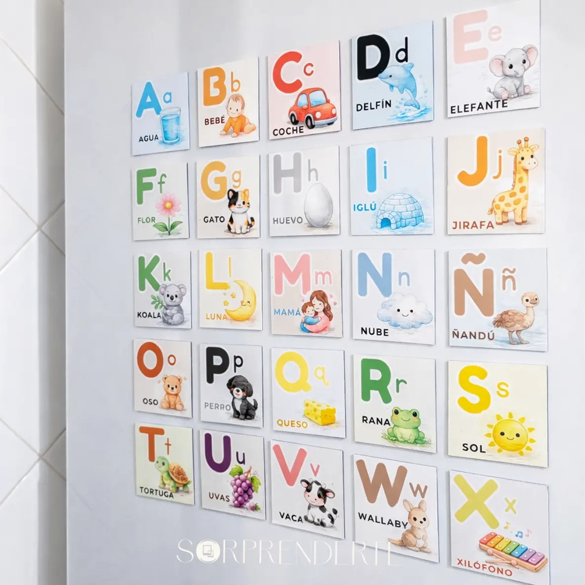 Alfabeto magnético infantil en español colocado en frigorífico blanco para aprendizaje diario