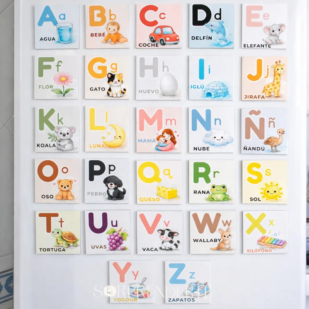 Letras magnéticas educativas en frigorífico con palabras básicas para niños pequeños