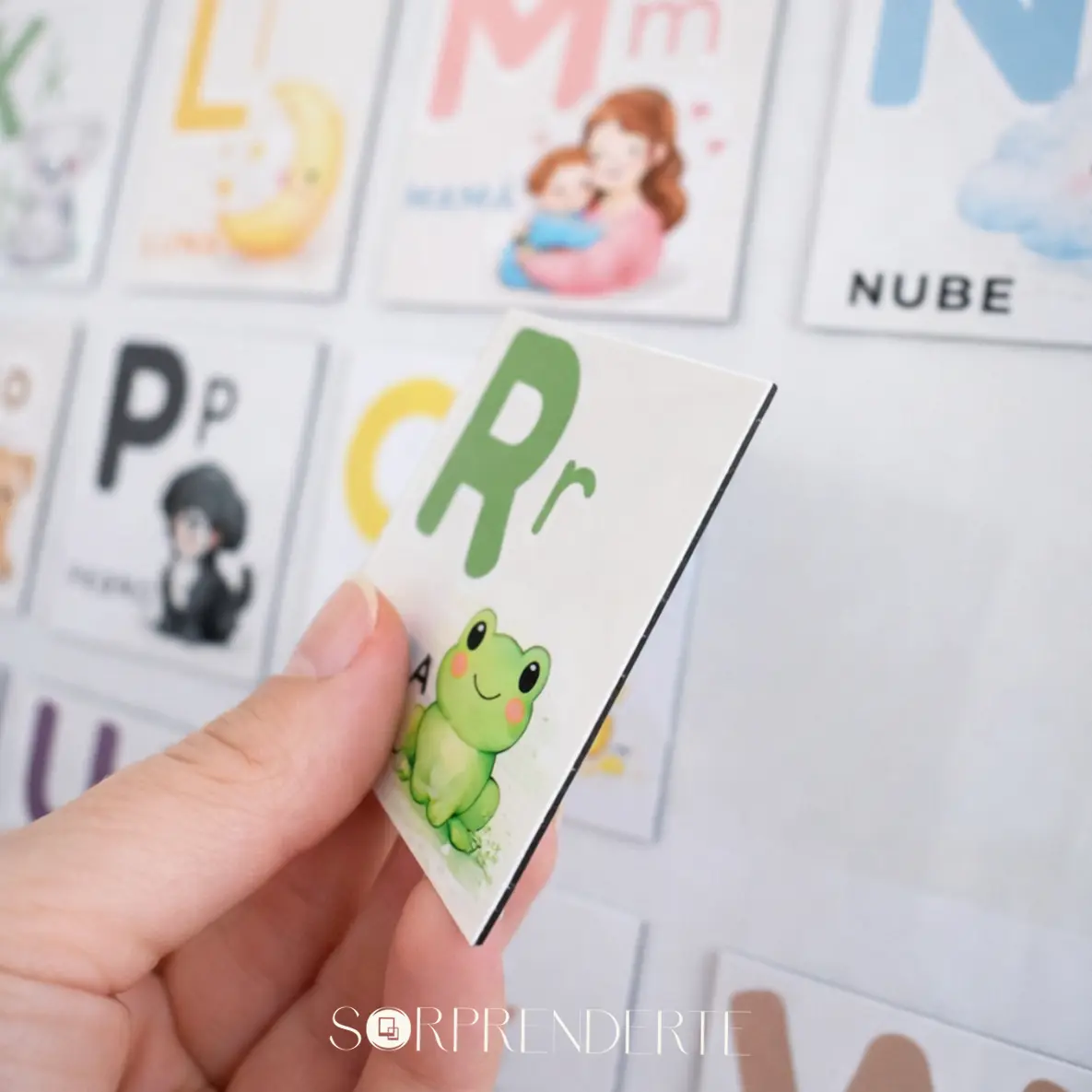 Niño colocando la letra R del alfabeto magnético infantil en el frigorífico